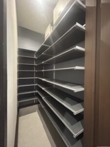 玄関シューズクロークになります。シューズ以外にも収納可能です。