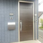 玄関外になります。庇がありますので雨から守られます。