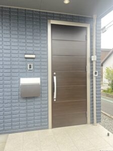 玄関外になります。庇がありますので雨から守られます。