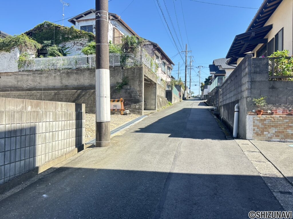 西側から撮影した前面道路になります。