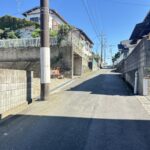 西側から撮影した前面道路になります。