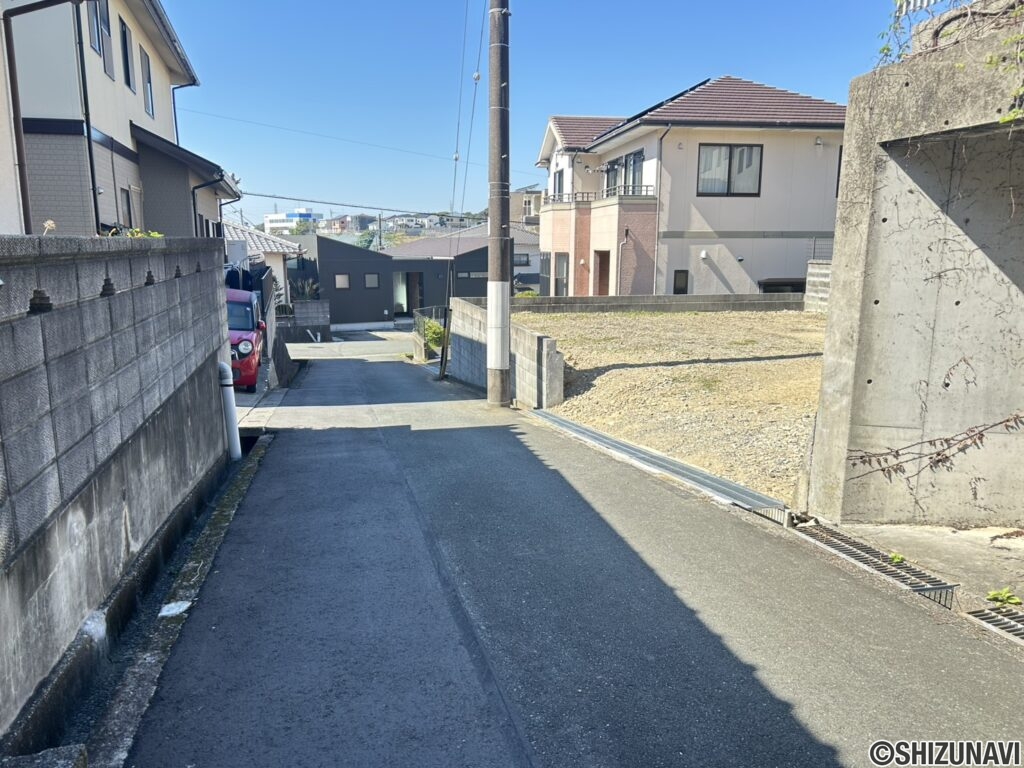 東側から撮影した前面道路になります。