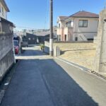 東側から撮影した前面道路になります。