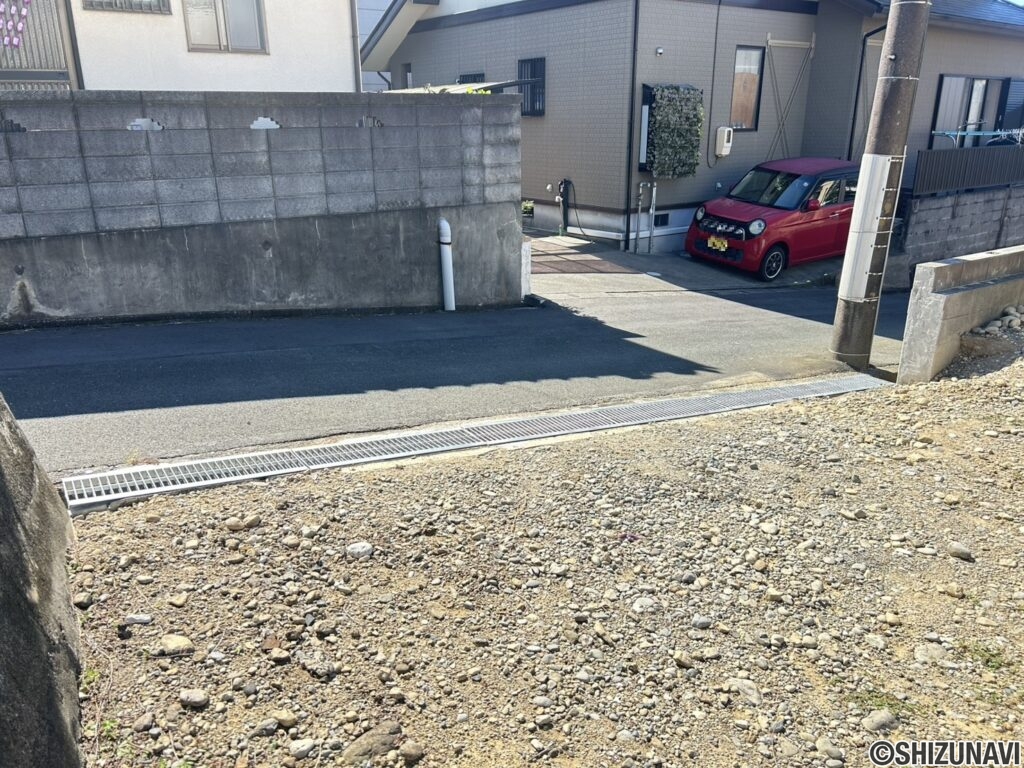 進入路になります。幅を広げグレイチングを新設いたしました。