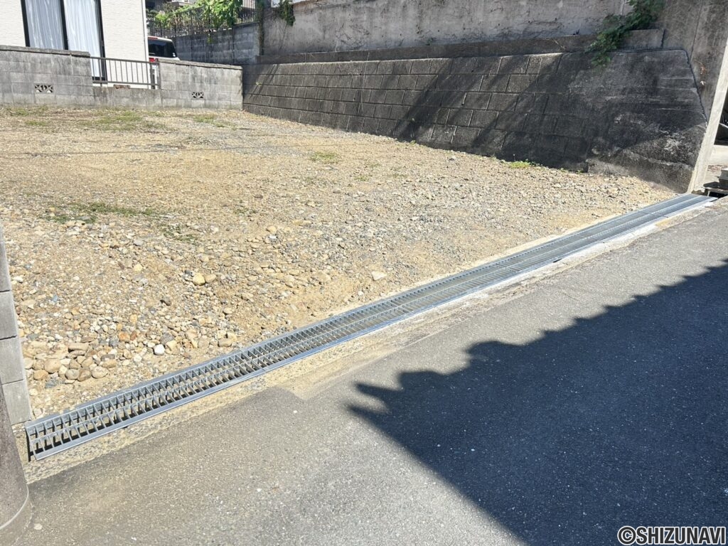 進入路になります。幅を広げグレイチングを新設いたしました。