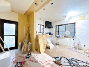 【リフォーム中／キッチン】キッチンはハウステック製の新品に交換します。引出には一升瓶や寸胴鍋など背の高いものも収納できます。天板は熱や傷にも強い人工大理石仕様なので、毎日のお手入れが簡単です。