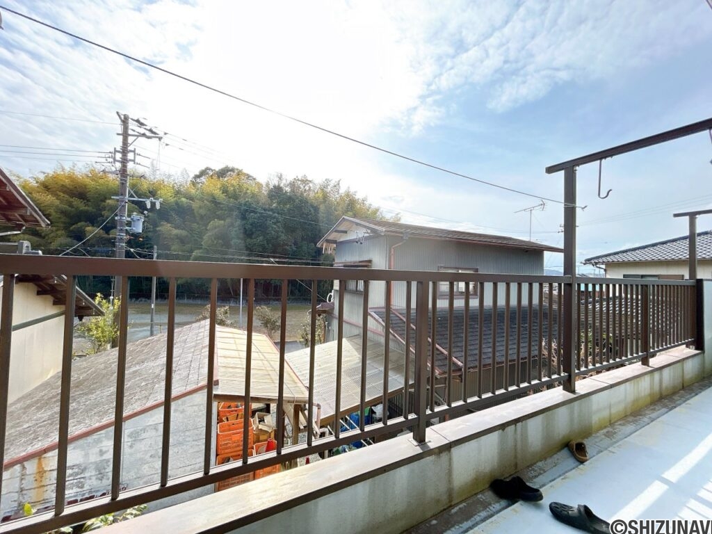 【ベランダ・眺望】住宅団地内にあって高層建物はないので、お洗濯ものは良く乾きそうですね。