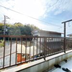 【ベランダ・眺望】住宅団地内にあって高層建物はないので、お洗濯ものは良く乾きそうですね。