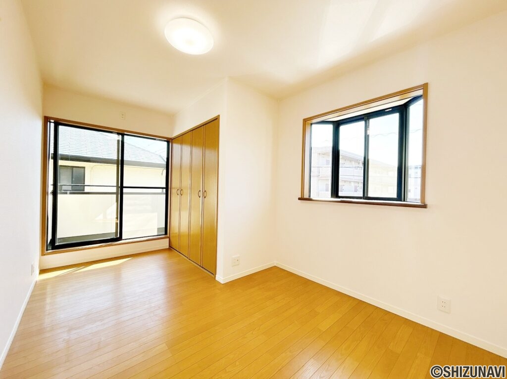 【リフォーム後／2階西側洋室】2階洋室はクリーニングと建具建付けの調整を行いました。