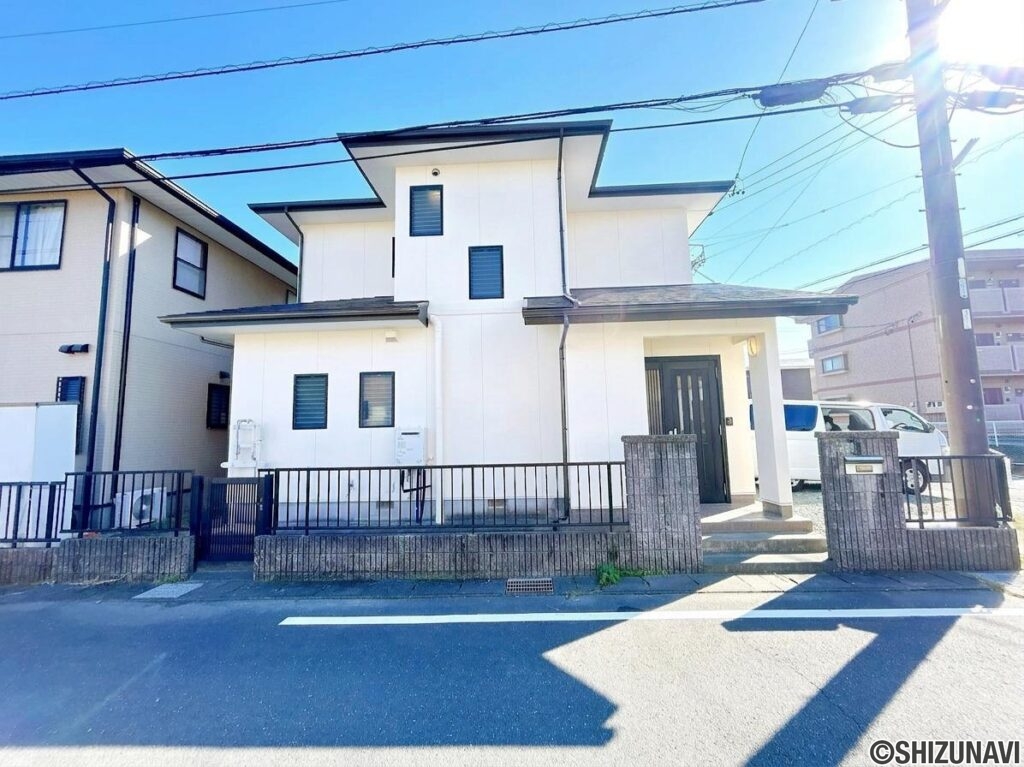 【リフォーム後／外観別角度】北西角地の立地です。道路幅員もゆとりがあり、駐車もゆったりと停めていただけます。