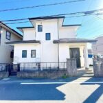 【リフォーム後／外観別角度】北西角地の立地です。道路幅員もゆとりがあり、駐車もゆったりと停めていただけます。