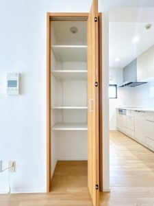 【LDK収納】キッチン付近にはパントリーや日用品収納として活躍する便利な収納スペースがございます。