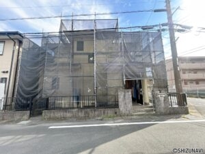【リフォーム中／外観別角度】北西角地の立地です。道路幅員もゆとりがあり、駐車もゆったりと停めていただけます。