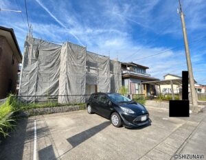 【リフォーム中／外観　別角度】外壁・屋根塗装を実施し、清潔感のある外観へ生まれ変わります。