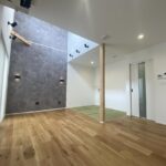 南面に開口部を設計し、吹き抜けがある事により開放感のあるリビングとなっております