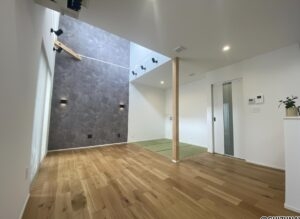 南面に開口部を設計し、吹き抜けがある事により開放感のあるリビングとなっております