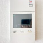 【インターホンモニター】オートロック付きのマンションとなっております。モニター付きで来客者のお顔が見えるため、防犯年でも安心です。