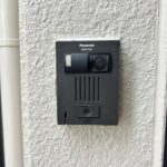 【インターホン】玄関前のインターホンです。来訪者を映像で確認できるモニター付きインターホン。
