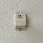 【外用コンセント】お庭には屋外での電源利用に便利な外部コンセントがございます。