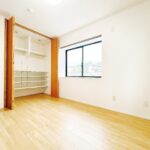 【洋室6帖】令和5年に床材張替、クロス張替、建具交換を実施しております。二面に窓があるため、通風、採光ともに良好です。