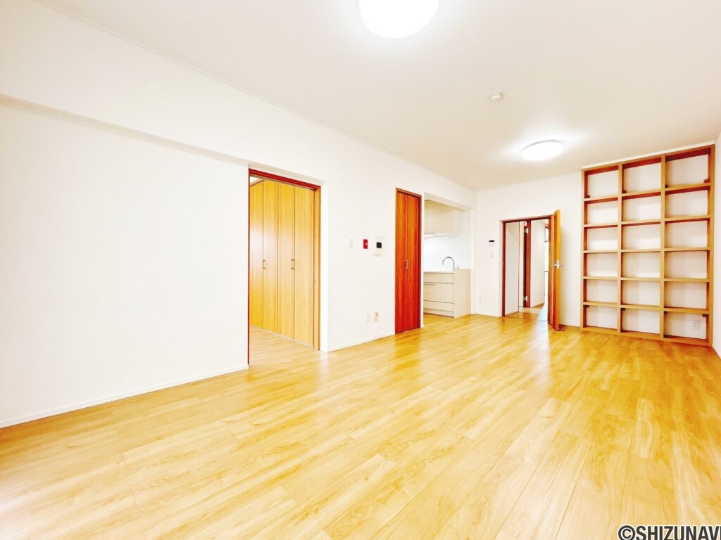 【リビング】令和5年に床材張替、クロス張替、建具交換を実施しております。南側の窓から日差しが差し込む明るいリビングとなっております。