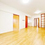 【リビング】令和5年に床材張替、クロス張替、建具交換を実施しております。南側の窓から日差しが差し込む明るいリビングとなっております。