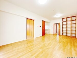 【リビング】令和5年に床材張替、クロス張替、建具交換を実施しております。南側の窓から日差しが差し込む明るいリビングとなっております。