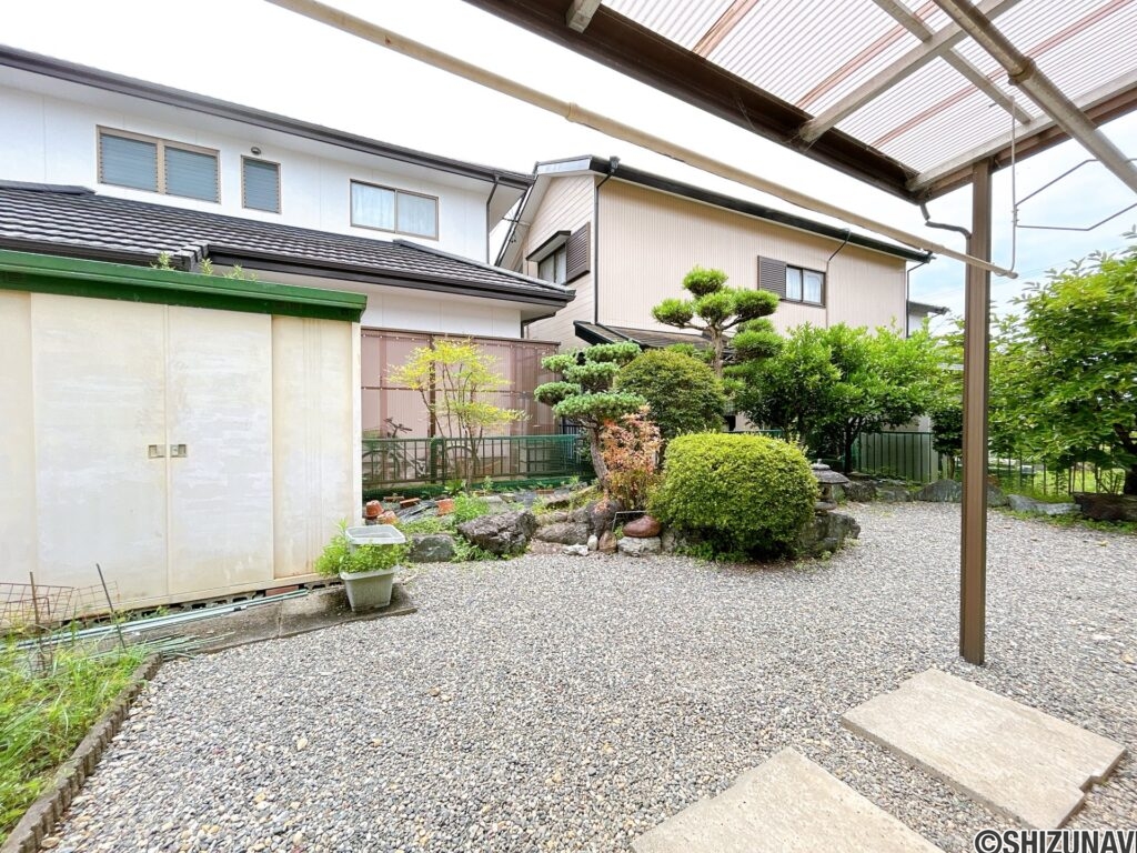 【お庭スペース別角度】南側にはお庭スペースがございます。植栽の剪定を行います。道路に面していないため、お子様を遊ばせるのにも安心です。