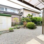 【お庭スペース別角度】南側にはお庭スペースがございます。植栽の剪定を行います。道路に面していないため、お子様を遊ばせるのにも安心です。