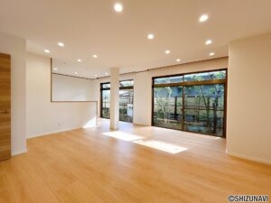 【リフォーム後／LDK】LDK南側は掃出し窓が並んでおり、温かい日差しが入り込みます。ご家族団らんのスペースになるので、自然と会話が弾みそうですね。