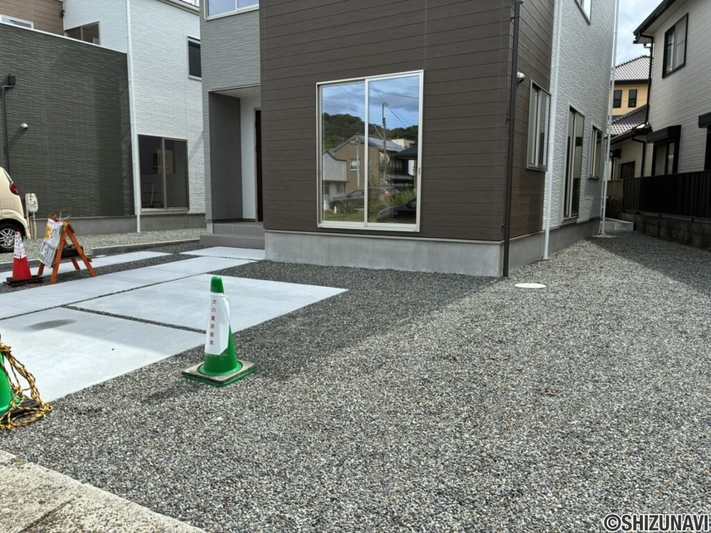 駐車場は車種のよっては４代駐車可能