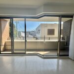 リビングの窓のお写真です。開放的で日当たり良好です。
