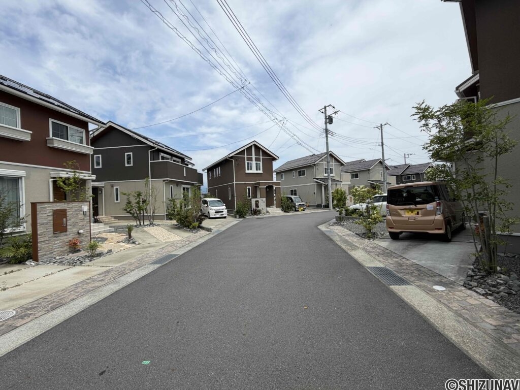 前面道路もゆったり。静かな住環境です。