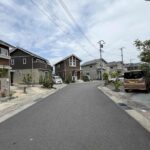 前面道路もゆったり。静かな住環境です。