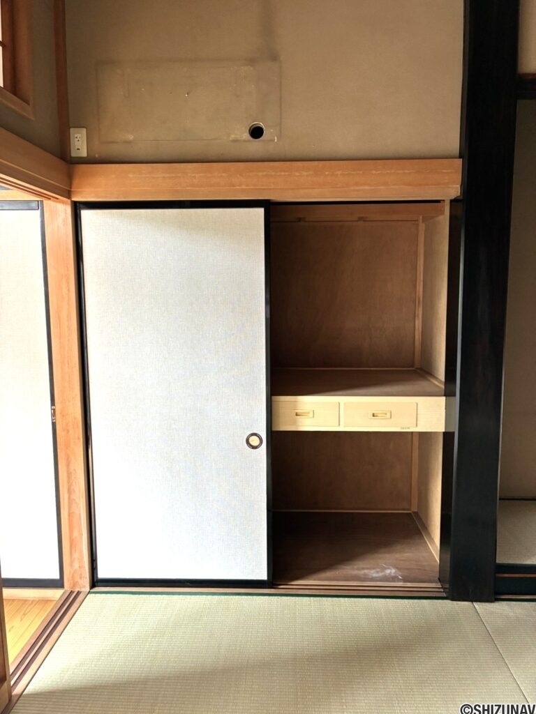 押入