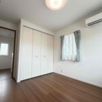 洋室5.5帖は2面採光。明るい居室です。