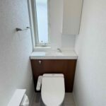 2Fのトイレも明るい室内です。