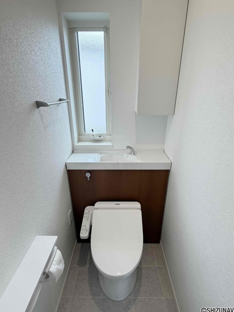 2Fのトイレも明るい室内です。