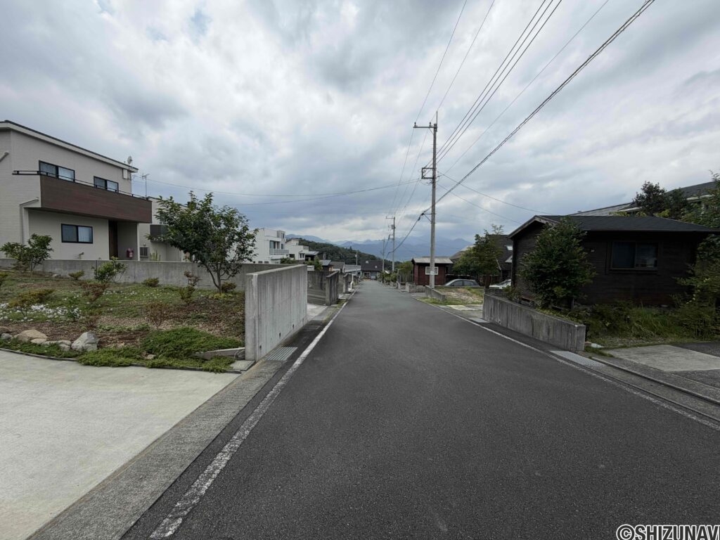 前面道路もゆったりとした幅員。