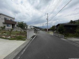 前面道路もゆったりとした幅員。