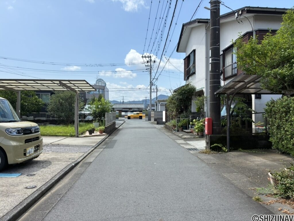 前面道路　北側から南側向き