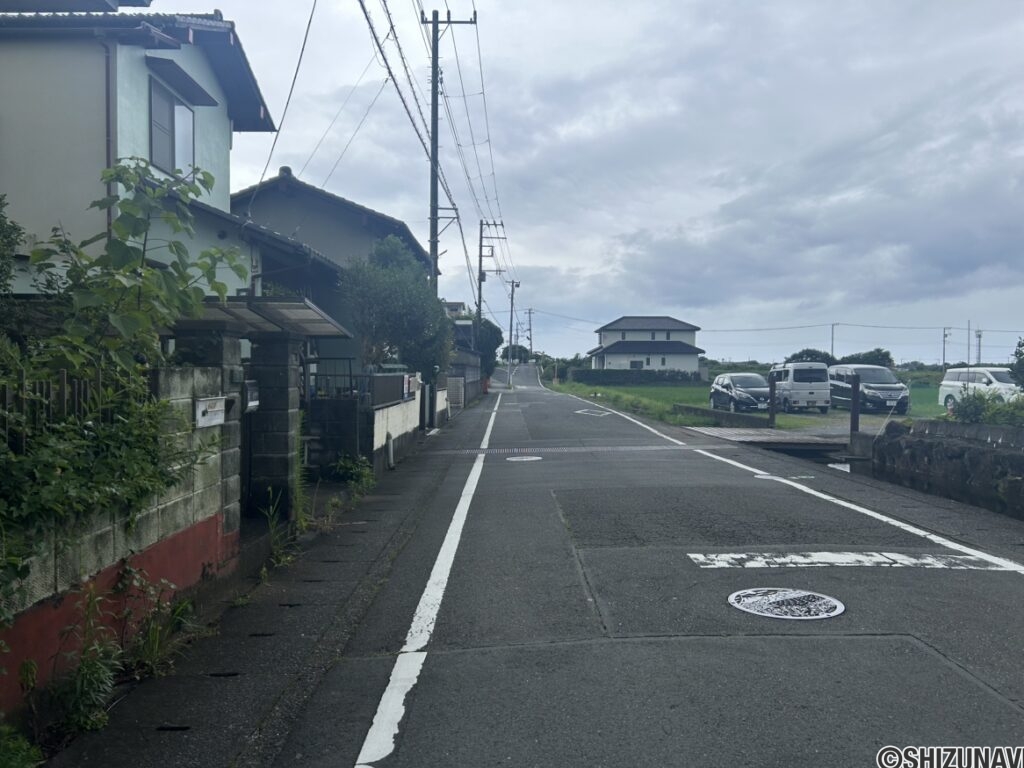 物件南方向 道路の写真です。