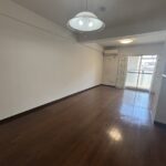 リビングのお写真です。リフォーム前のお写真となっております。