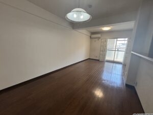 リビングのお写真です。リフォーム前のお写真となっております。