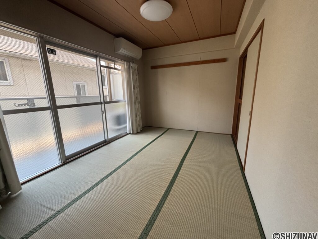 リビング横の和室のお写真となっております。