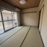 リビング横の和室のお写真となっております。