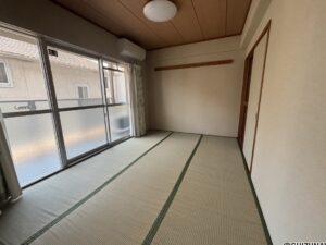 リビング横の和室のお写真となっております。