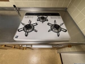 ガスコンロのお写真です。３口コンロです。