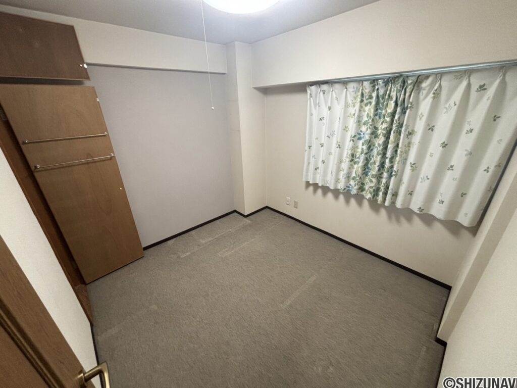 約5帖の洋室のお写真です。壁紙、カーペット等張替予定です。