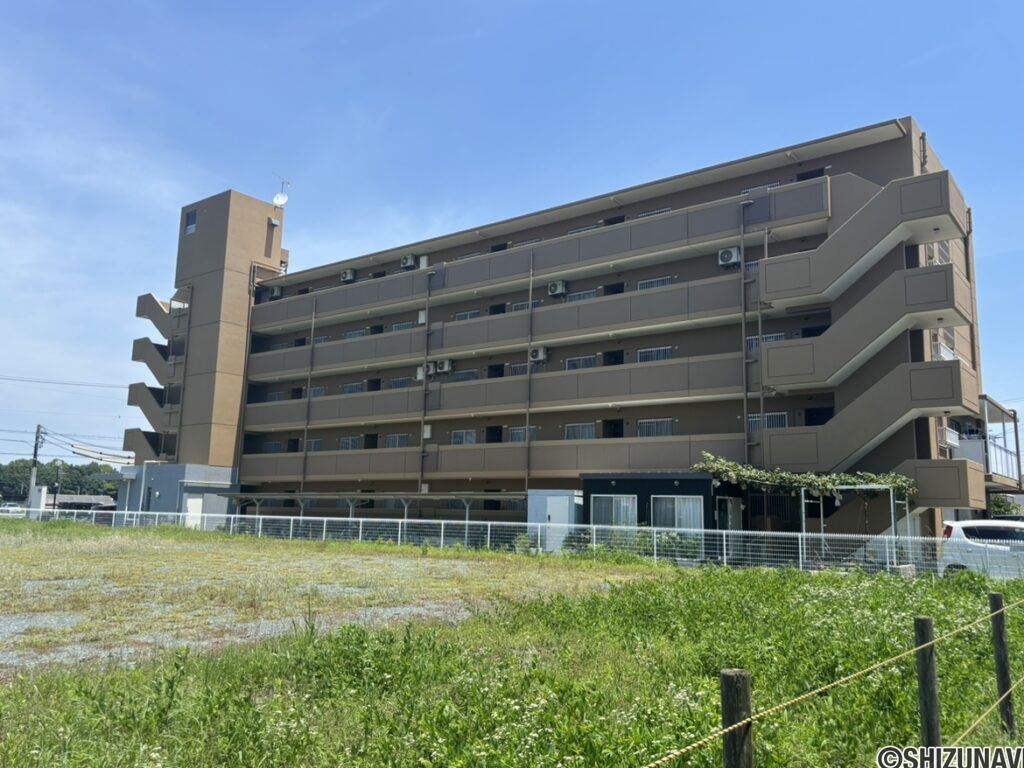西側から見た建物の外観のお写真です。